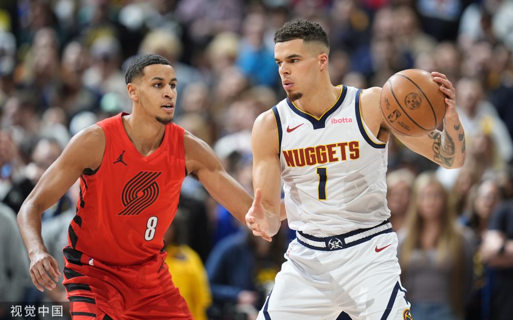 迫使他更多 迫使他更多